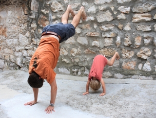 Père et fils sur la rue à l'envers