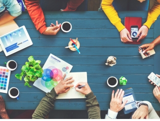 la table avec personnes en réunion