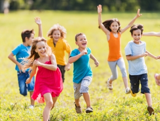 Les enfants qui courent dans l'herbe