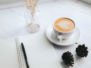 café et cahier avec stylo