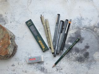 une table avec les personnes, café, cahiers et bics